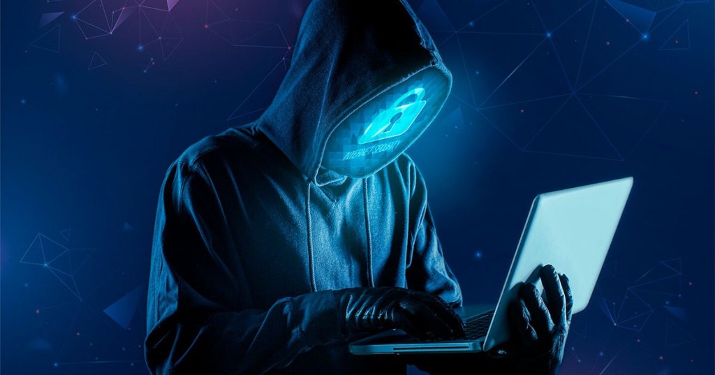 Eine Person mit Kaputze und Handschuhen tippt auf Laptop. Vor dem Gesicht steht "Internet Security" und es ist ein Schloss-Icon darüber abgebildet.