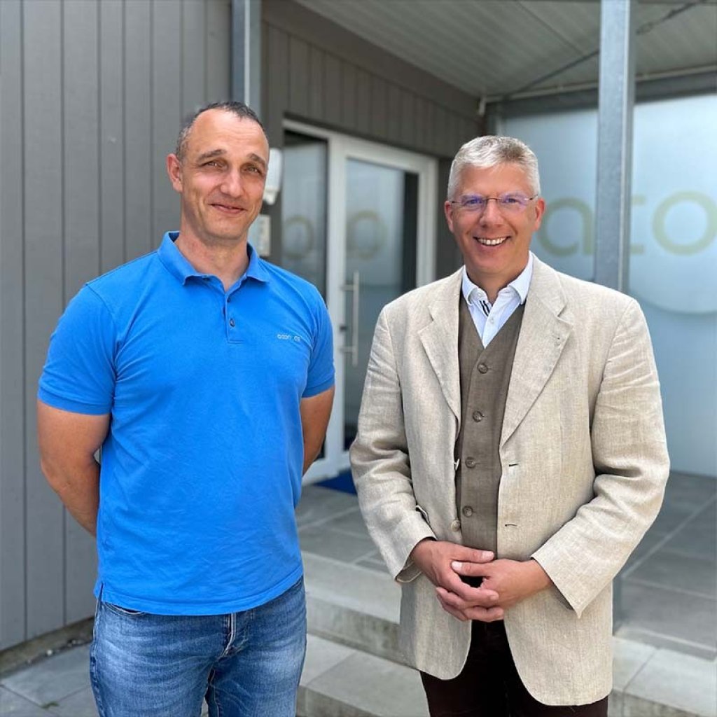 Der Bürgermeister Veit Meggle von Mertingen zu Besuch bei aconitas zusammen mit André Brönner vor dem Firmengebäude.