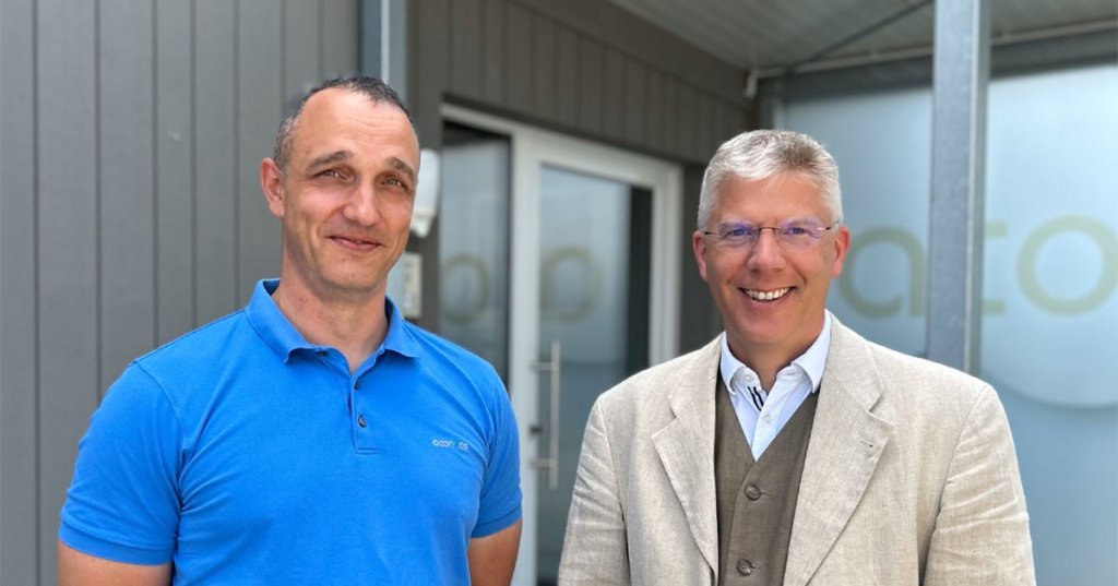 Bürgermeister Veit Meggle mit Andre Brönner vor aconitas Gebäude.