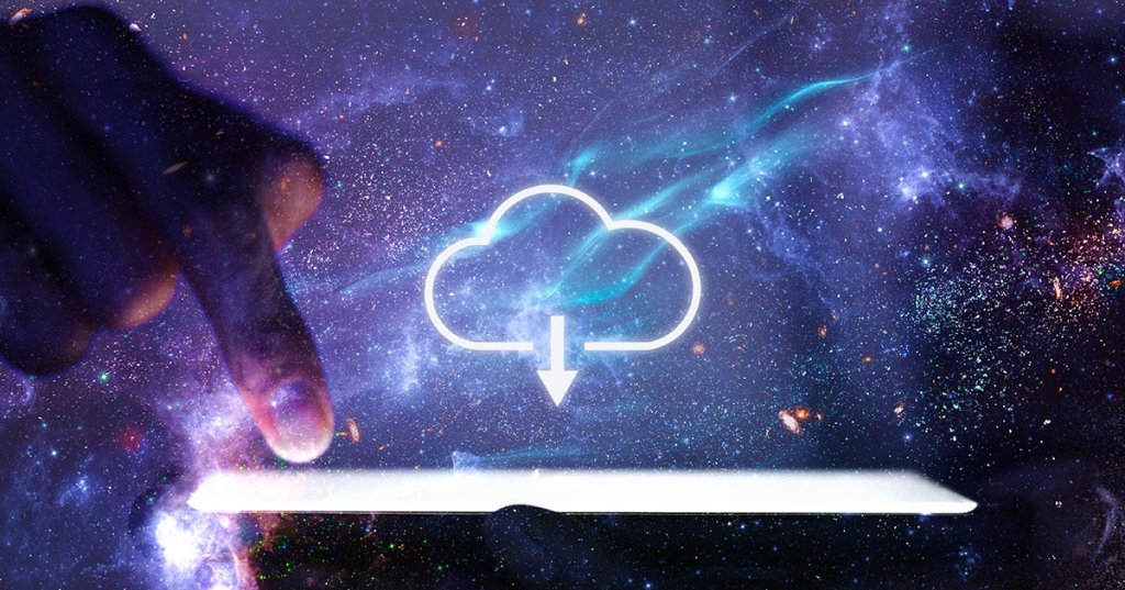 Ein Finger drückt auf ein liegendes Smartphone. Über dem Smartphone ist ein "Cloud-Download"-Icon abgebildet. Der Hintergrund ist eine Galaxie.