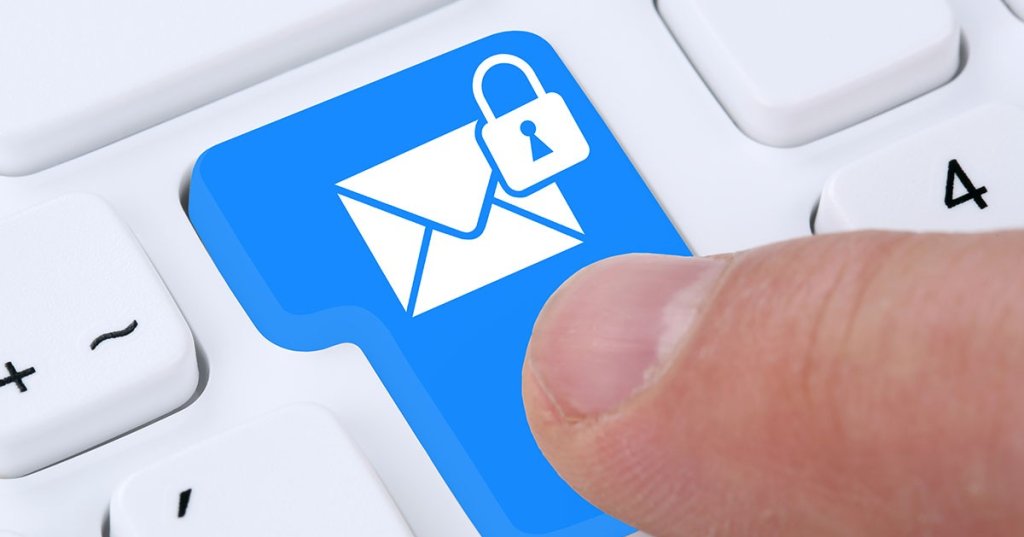 Ein Finger drückt auf die Enter-Taste, die blau gefärbt ist und mit Email-Icon und Schloss-Icon versehen ist.