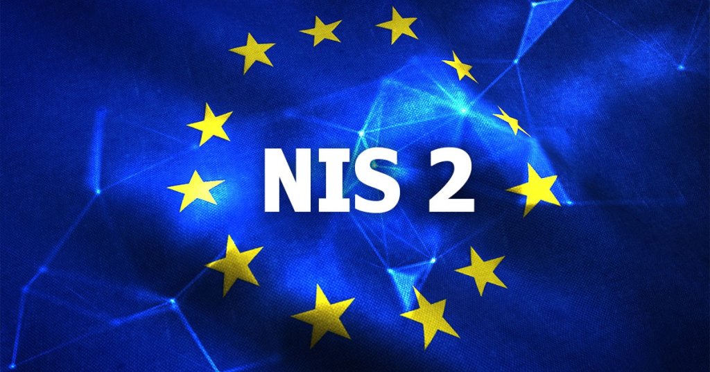 Der Schriftzug "NIS 2" steht vor der Flagge der EU.